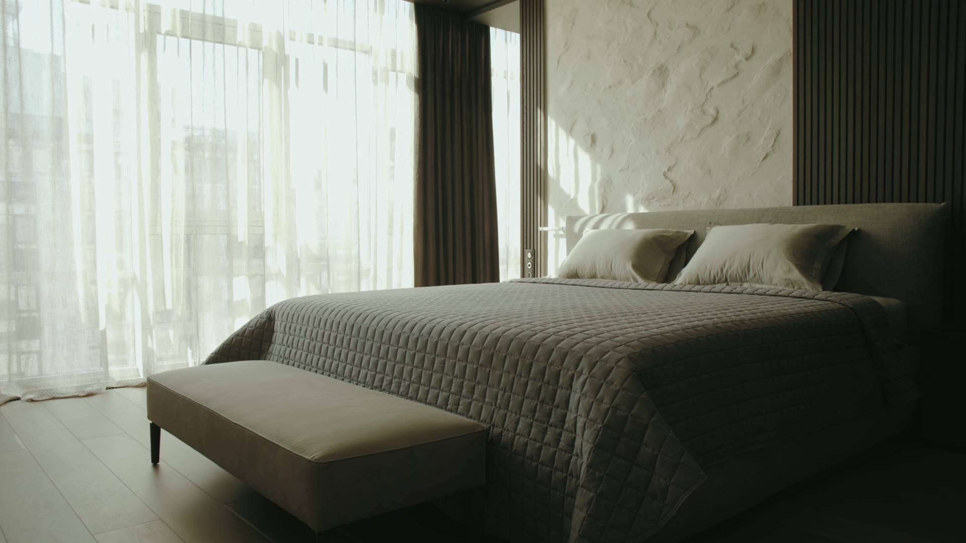 Quarto de hotel com luz quente e cama preparada