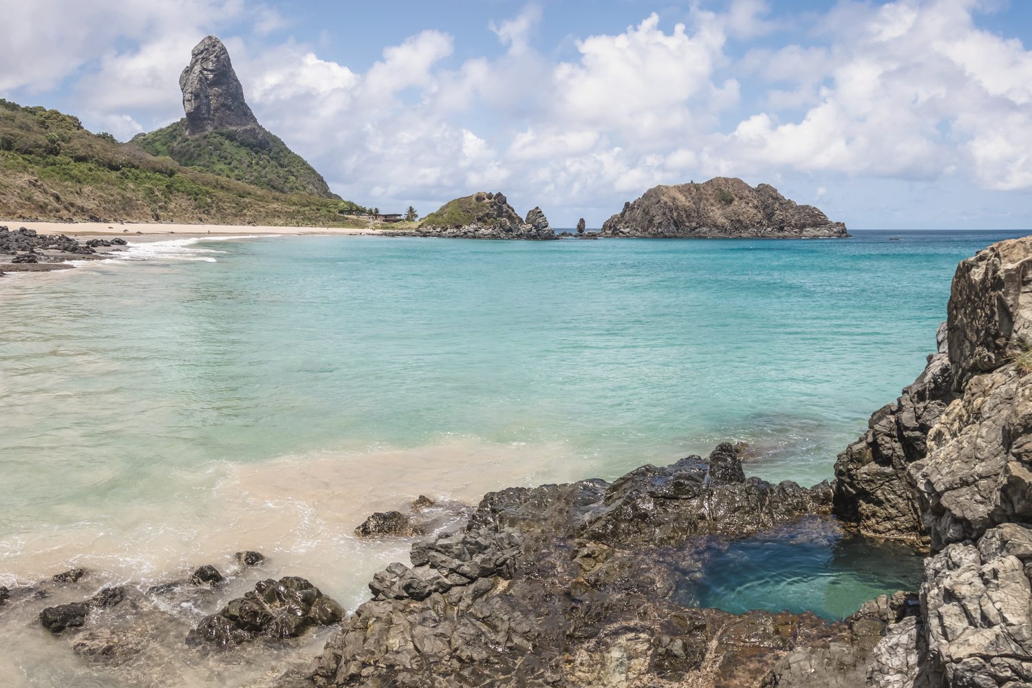 Mar transparente e o Morro do Pico em Fernando de Noronha