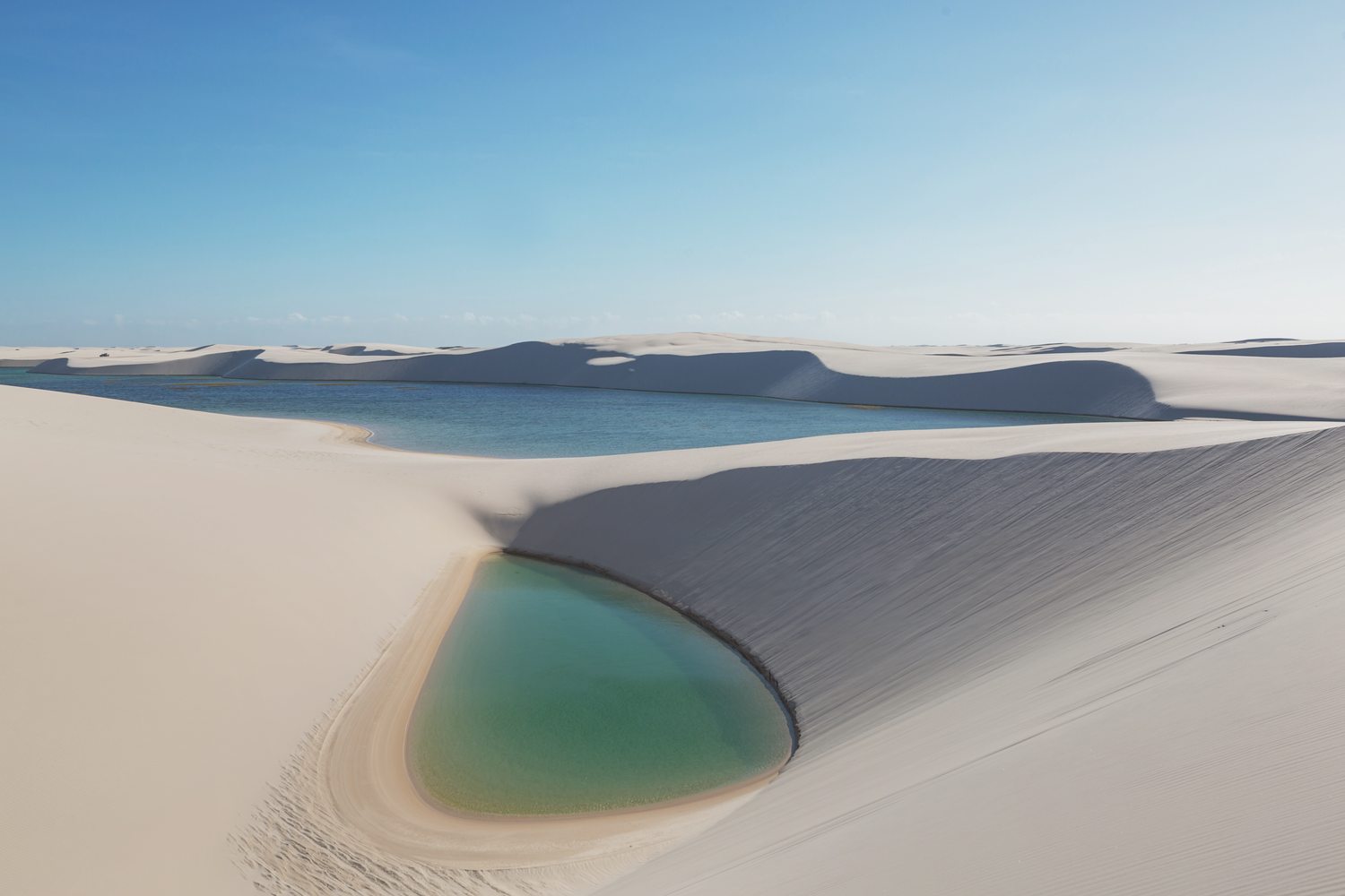 Lagoas entre dunas brancas a perder de vista nos Lençóis Maranhenses