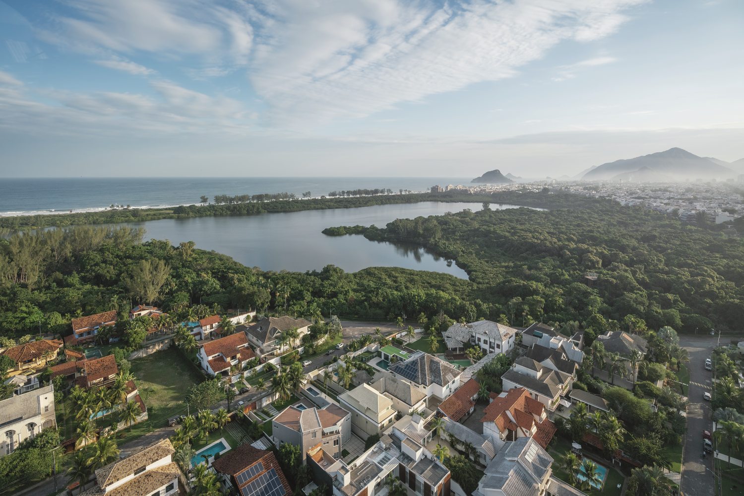 Rio de Janeiro entre a baía e a montanha em luz de fim de tarde