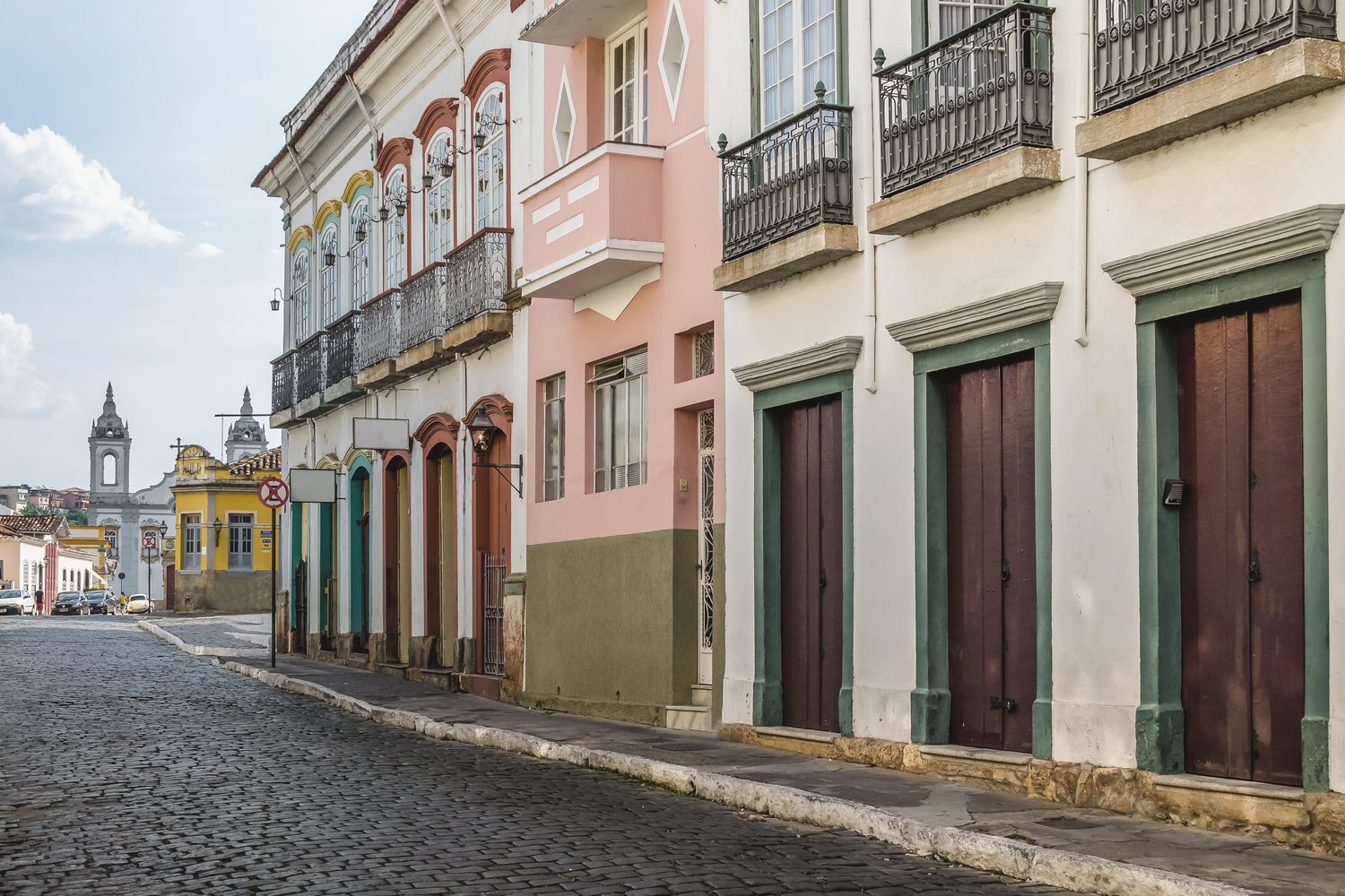 Ladeiras de pedra e igrejas coloniais de São João del Rei