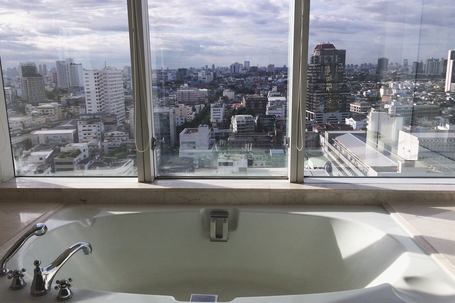 Skyline de São Paulo visto de uma janela alta