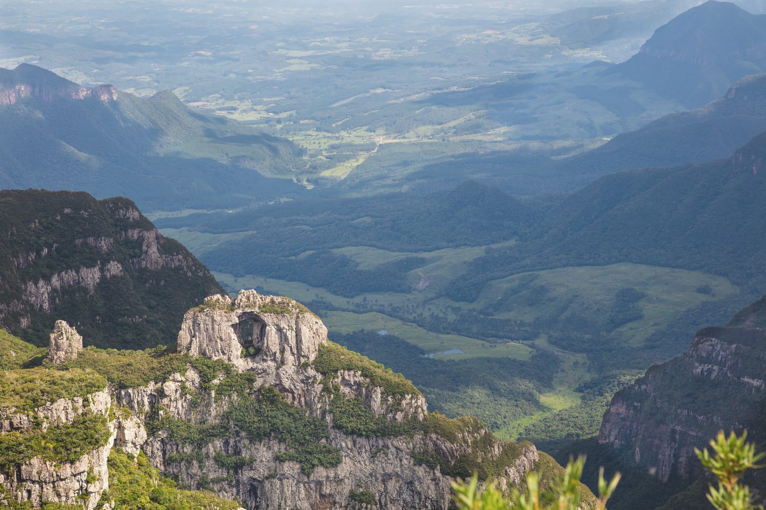 Vale e paredões da serra catarinense de Urubici sob neblina