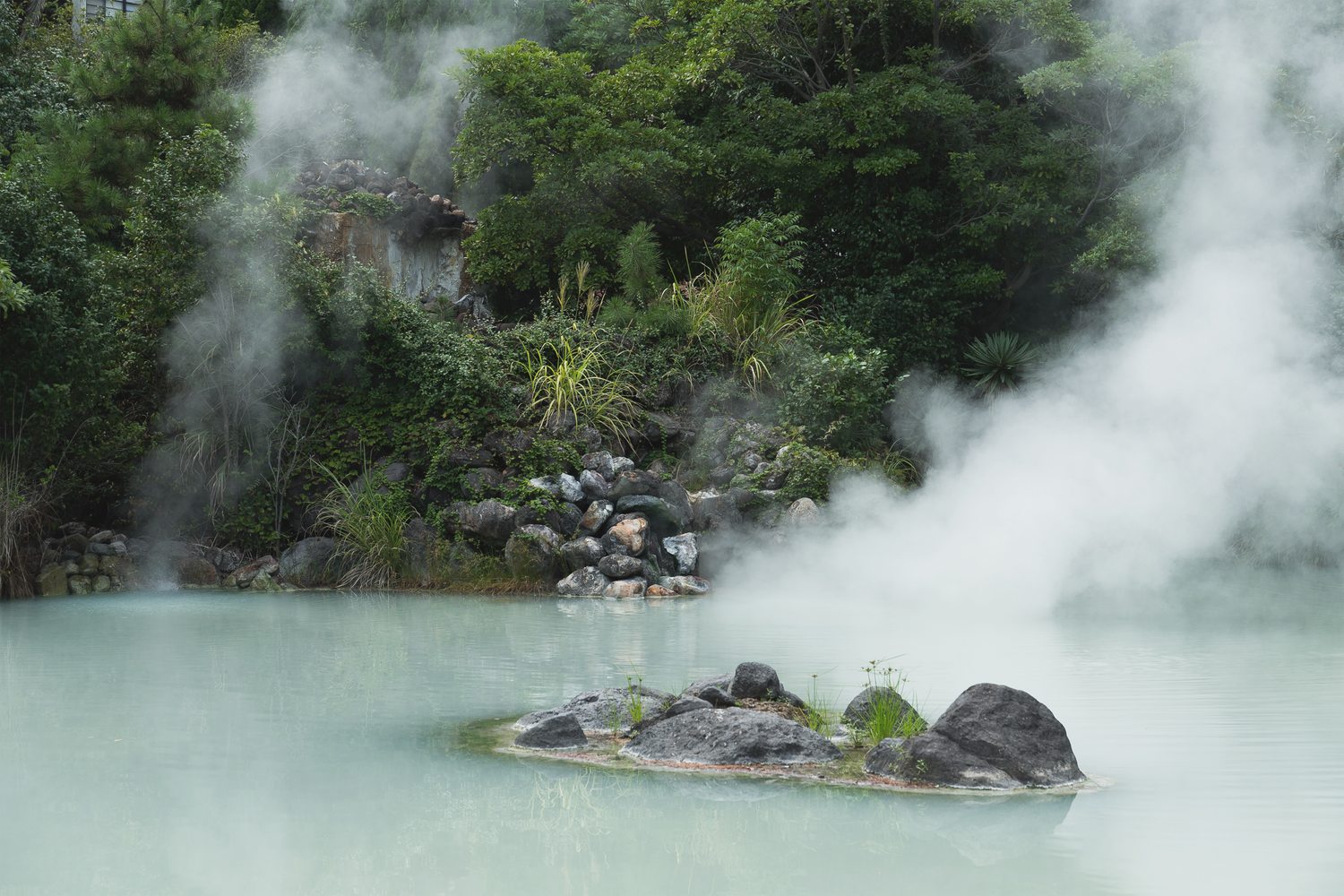 Banho termal entre a montanha e o vapor em Hakone
