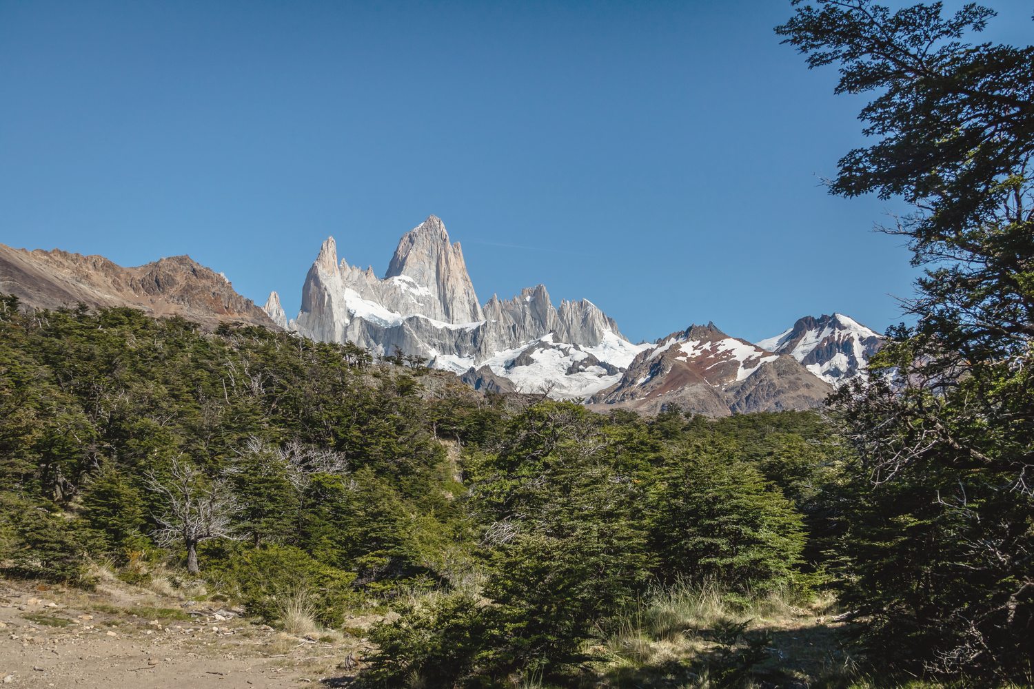 Paredões de granito e estepe aberta da Patagônia argentina.