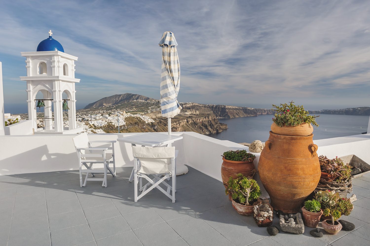 Varanda sobre o Egeu ao entardecer em Santorini