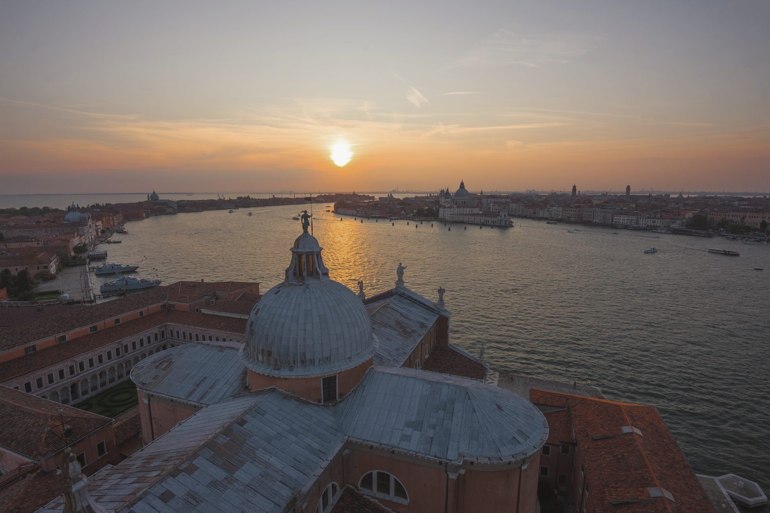 Canal de Veneza ao amanhecer, sem multidão